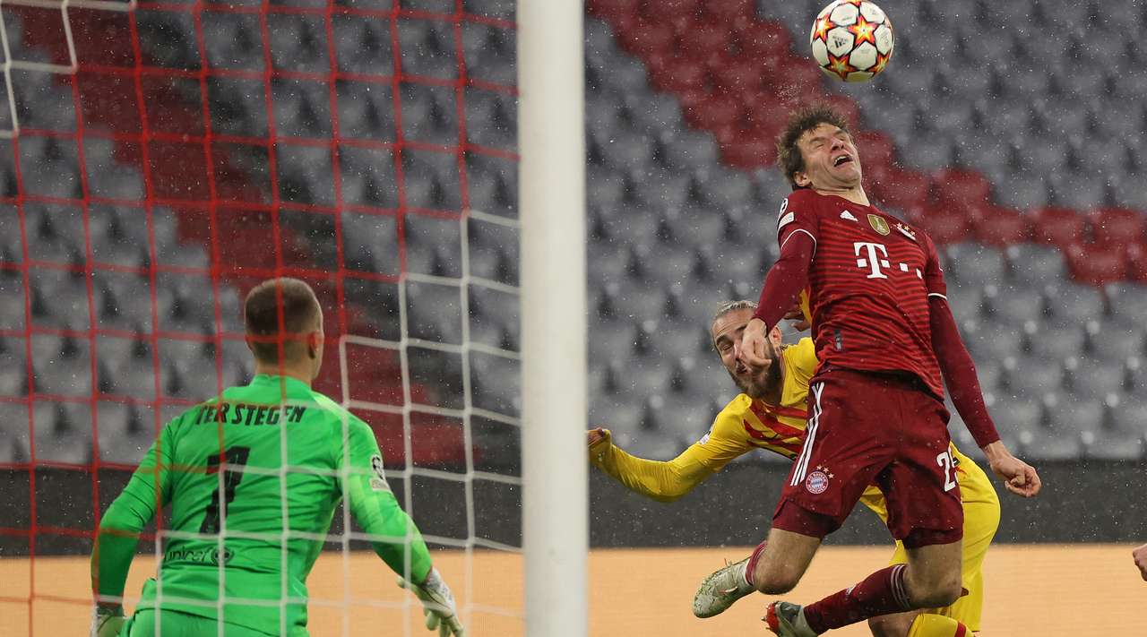 Ο Robert Lewandowski κάνει μια ωραία ψηλή σέντρα μέσα στην περιοχή, όπου ο Thomas Muller (Μπάγερν Μονάχου) σηκώνεται ψηλά και στέλνει με κεφαλιά την μπάλα στην αριστερή πλευρά της εστίας και πίσω από τον τερματοφύλακα. Αλλάζει το σκορ. Πλέον είναι – 1:0.