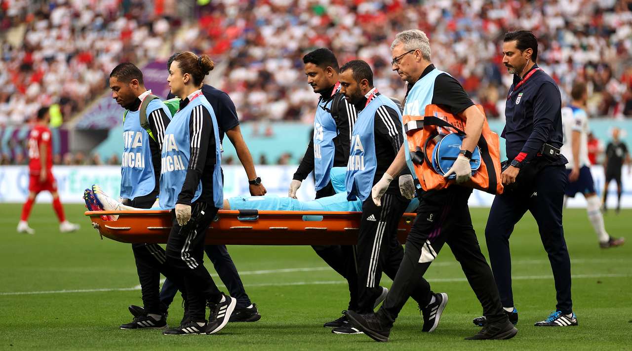 Από ότι φαίνεται ο Alireza Beiranvand μπορεί να έχει πάθει κάποια διάσειση μετά τη σύγκρουση με τον αντίπαλο παίκτη. Carlos Queiroz replaces him with Hossein Hosseini (Ιράν).