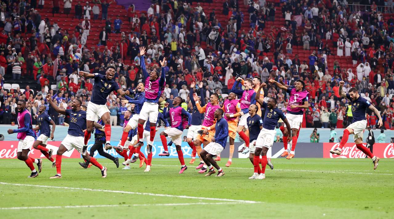 C'est terminé, l'arbitre signale la fin du match.