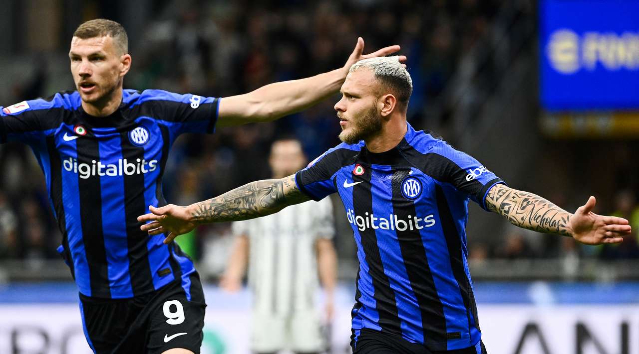 Γκολ! Ο Federico Dimarco (Ίντερ) βρίσκει λίγο χώρο μέσα στην περιοχή για να πάρει την πάσα του Nicolo Barella, και στέλνει την μπάλα χαμηλά στο κέντρο της εστίας. 1:0.