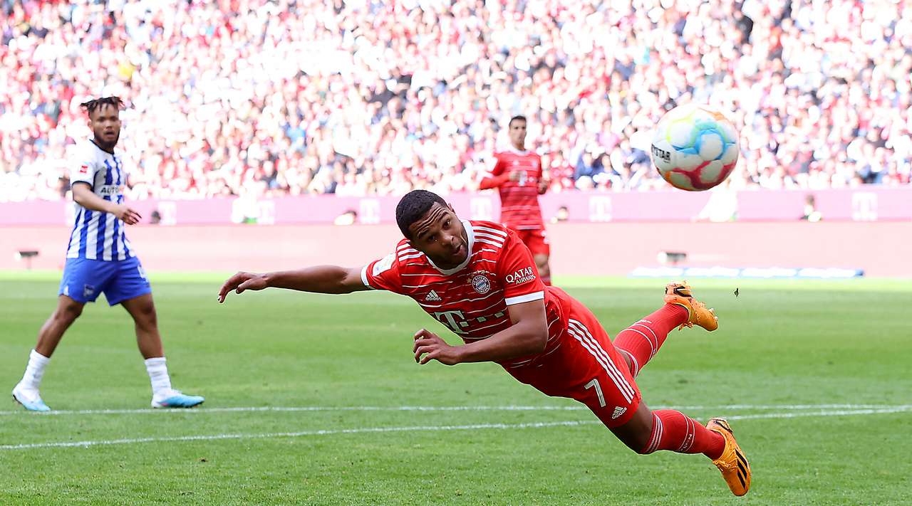 Η μπάλα πάει στα δίχτυα! Ο Joshua Kimmich κάνει μια υπέροχη σέντρα στην περιοχή, ο Serge Gnabry (Μπάγερν Μονάχου) την υποδέχεται, και κοντά από το σημείο του πέναλτι στέλνει μια δυνατή κεφαλιά χαμηλά, μέσα από το δεξί δοκάρι, νικώντας τον Όλιβερ Christensen. Δείχνει την αίσθηση του γκολ που διαθέτει με ένα θαυμάσιο τελείωμα. Το σκορ είναι 1:0.