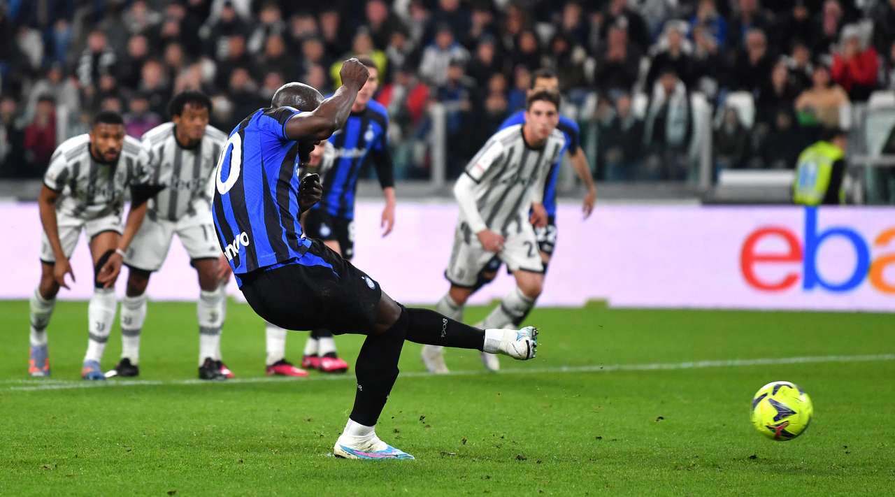 Γκολ! Ο Romelu Lukaku (Ίντερ) εκτέλεσε ένα ασταμάτητο πέναλτι που πέρασε από τον Mattia Perin και κατέληξε στην κάτω αριστερή γωνία.