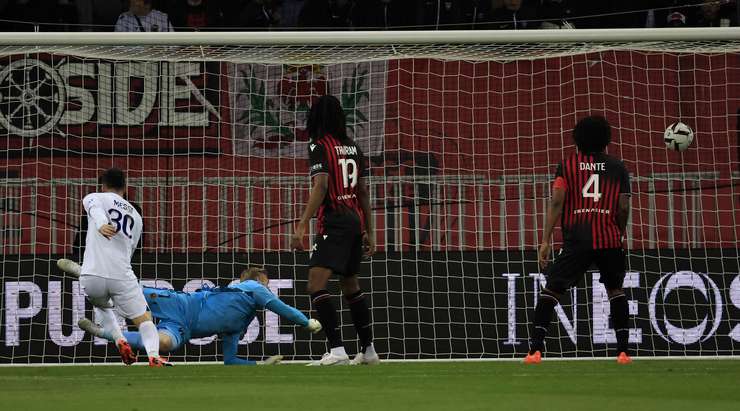 ΓΚΟΛ! Φοβερή δουλειά από τον Nuno Mendes, που έπαιξε καθοριστικό ρόλο στην ανάπτυξη της ομάδας του. "Έφτιαξε" τον Lionel Messi (Παρί Σεν Ζερμέν), ο οποίος νίκησε τον Kasper Schmeichel με ένα έξοχο σουτ στην δεξιά πλευρά της εστίας. 0:1.