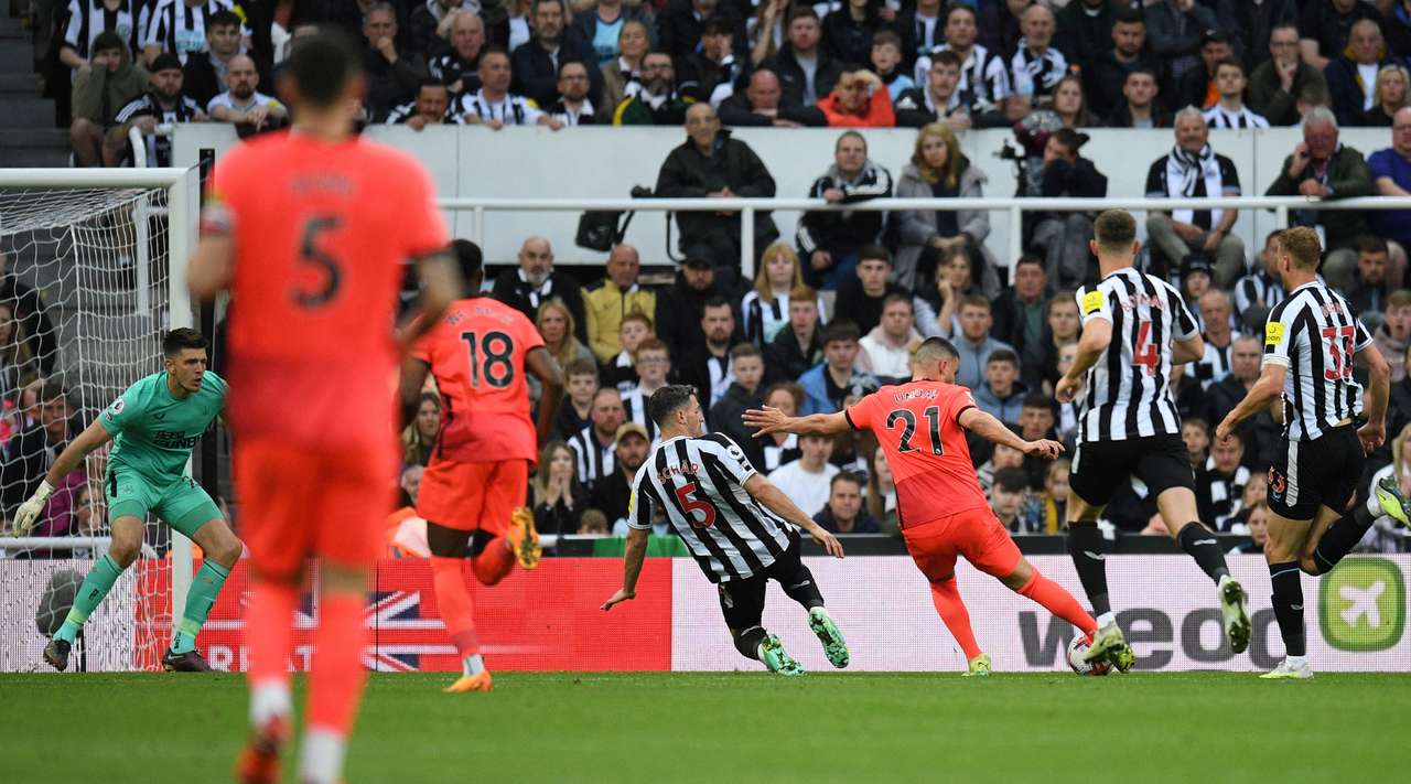 Γκολ! Ο Deniz Undav (Μπράιτον) είναι αυτός που στέλνει την μπάλα μέσα.